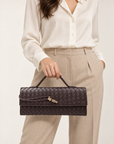 Borsa a mano in vera pelle intrecciata marrone con dettaglio dorato – portata a mano