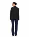 Camicia Giacca Donna Satinata con Tasche Nero vista retro indossata da Polly 6