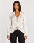 Camicia donna satinata con pizzo e drappeggio bianco indossata da Polly 4, vista frontale