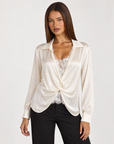 Camicia donna satinata con pizzo e drappeggio bianco indossata da Polly 4, vista tre quarti