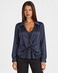 Camicia donna satinata con pizzo e drappeggio blu indossata da Polly 4, vista frontale