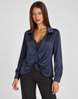 Camicia donna satinata con pizzo e drappeggio blu indossata da Polly 4, vista tre quarti