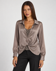 Camicia donna satinata con pizzo e drappeggio fango indossata da Polly 4, vista tre quarti