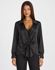 Camicia donna satinata con pizzo e drappeggio nero indossata da Polly 4, vista frontale