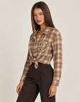 Camicia donna a quadri con nodo e paillettes marrone chiaro con Polly 4 – tre-quarti