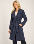 Cappotto donna blu con cintura e ampi revers, indossato da Polly 7 - vista a tre quarti