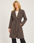 Cappotto donna marrone con cintura e ampi revers, indossato da Polly 7 - vista a tre quarti
