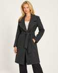 Cappotto donna nero con cintura e ampi revers, indossato da Polly 7 - vista a tre quarti