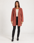 Cappotto donna in maglia con revers arancio indossato da Polly 4, vista frontale