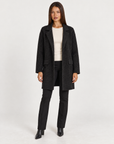 Cappotto donna in maglia con revers nero indossato da Polly 4, vista frontale