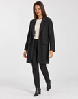 Cappotto donna in maglia con revers nero indossato da Polly 4, vista tre quarti