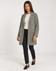 Cappotto donna in maglia con revers verde indossato da Polly 4, vista tre quarti
