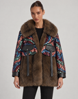 Cappotto paillettes multicolor ed ecopelliccia marrone 30092 indossato da Polly 6 – vista frontale