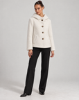 Cappotto corto effetto teddy bianco indossato da Polly 6