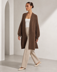 Cardigan lungo marrone indossato da Polly 6, vista tre quarti