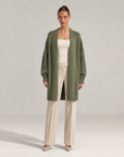Cardigan lungo verde indossato da Polly 6, vista frontale