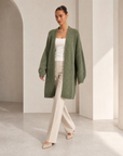 Cardigan lungo verde indossato da Polly 6, vista tre quarti