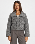 Cardigan donna bouclé con zip grigio — frontale con Polly 4