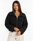 Cardigan donna bouclé con zip nero — dettaglio con Polly 4