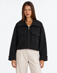 Cardigan donna bouclé con zip nero — frontale con Polly 4
