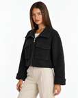 Cardigan donna bouclé con zip nero — tre-quarti con Polly 4