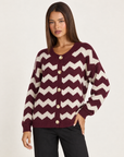 Cardigan donna zig zag bordeaux con bottoni, indossato da Polly 4 — vista di tre quarti