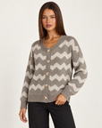 Cardigan donna zig zag taupe con bottoni, indossato da Polly 4 — vista di tre quarti