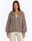 Cardigan donna misto mohair con cappuccio beige — frontale con Polly 4
