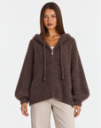 Cardigan donna misto mohair con cappuccio marrone scuro — frontale con Polly 4