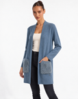 Cardigan lungo aperto con tasche effetto pelliccia Celeste indossato da Polly 6