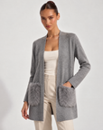 Cardigan lungo aperto con tasche effetto pelliccia Grigio indossato da Polly 6 – primo piano parte superiore, vista tre quarti