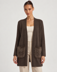 Cardigan lungo aperto con tasche effetto pelliccia Marrone indossato da Polly 6 – primo piano parte superiore, vista frontale