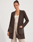 Cardigan lungo aperto con tasche effetto pelliccia Marrone indossato da Polly 6 – primo piano parte superiore, vista tre quarti