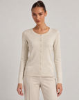 Cardigan donna girocollo beige con bottoni, indossato da Polly 6 – vista frontale