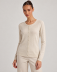 Cardigan donna girocollo beige con bottoni, indossato da Polly 6 – vista di tre quarti