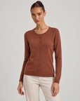 Cardigan donna girocollo coccio con bottoni, indossato da Polly 6 – vista di tre quarti