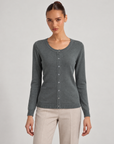 Cardigan donna girocollo grigio scuro con bottoni, indossato da Polly 6 – vista frontale