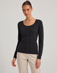 Cardigan donna girocollo nero con bottoni, indossato da Polly 6 – vista di tre quarti