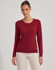 Cardigan donna girocollo rosso con bottoni, indossato da Polly 6 – vista frontale