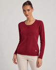 Cardigan donna girocollo rosso con bottoni, indossato da Polly 6 – vista di tre quarti