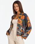 Cardigan aperto con fantasia floreale multicolore Blu con Polly 4 – primo piano parte superiore, vista tre quarti