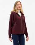 Cardigan donna in maglia con cappuccio e zip bordeaux indossato da Polly 2 - metà busto