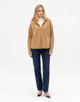 Cardigan donna in maglia con cappuccio e zip camel indossato da Polly 2 - figura intera