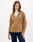 Cardigan donna in maglia con cappuccio e zip camel indossato da Polly 2 - metà busto