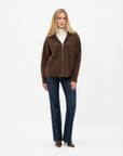 Cardigan donna in maglia con cappuccio e zip marrone indossato da Polly 2 - figura intera