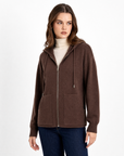 Cardigan donna in maglia con cappuccio e zip marrone indossato da Polly 2 - metà busto