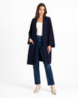 Cardigan lungo donna con tasche blu indossato figura intera