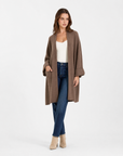 Cardigan lungo donna con tasche marrone indossato figura intera