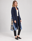 Cardigan lungo donna blu con frange e motivo jacquard 24314, vista tre-quarti su modella