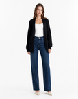 Cardigan donna oversize nero in misto lana indossato da Polly 2, figura intera